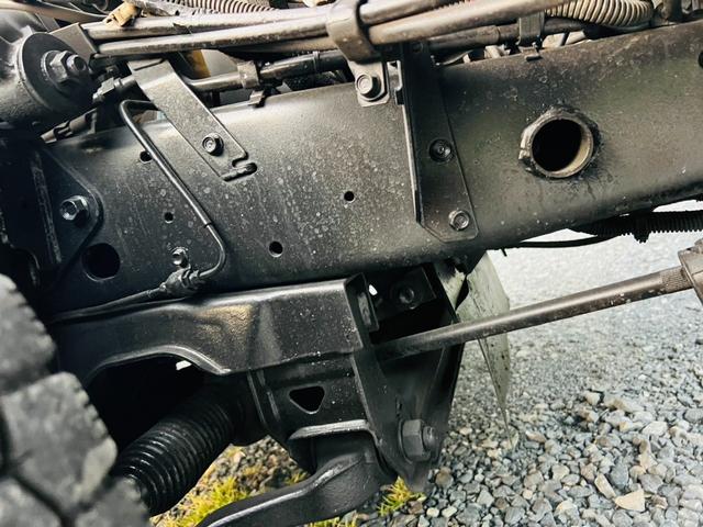 エルフトラック 　アームロール　新明和　最大積載量２０００ｋｇ　荷台付き　リア観音開き　５速マニュアル　ＥＴＣ　エアコン　パワステ　パワーウィンドウ（33枚目）