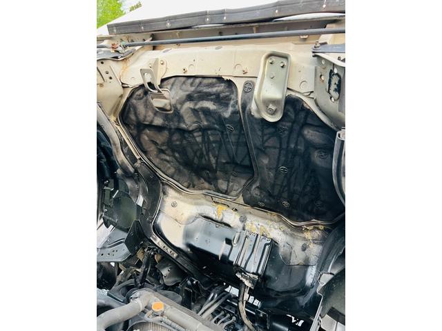 エルフトラック 　アームロール　新明和　最大積載量２０００ｋｇ　荷台付き　リア観音開き　５速マニュアル　ＥＴＣ　エアコン　パワステ　パワーウィンドウ（40枚目）