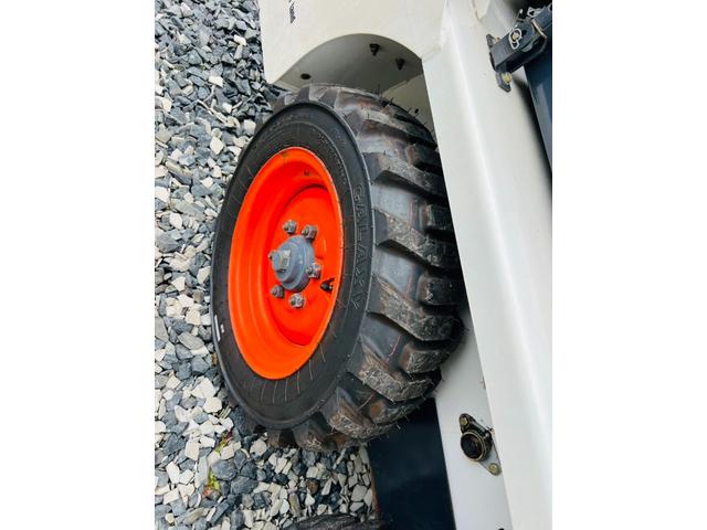 アメリカその他 bobcat 553 4WD スキッドステアローダー アワーメーター713h 新品タイヤ ディーゼル車(11枚目)