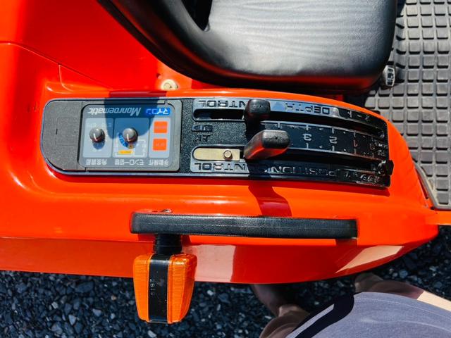 日本 　クボタ　トラクター　ＳＡＴＵＲＮ　Ｘ－２０　アワーメーター１０００ｈ　Ｒ１５Ｎ　４ＷＤ（9枚目）