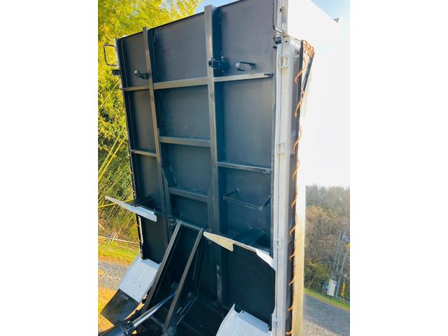 エルフトラック ダンプ 4WD 5速マニュアル 最大積載量2000kg コボレーン HSAヒルスタートアシスト アイドリングストップ 後輪ダブルタイヤ エアコン パワステ パワーウィンドウ エアバック(9枚目)