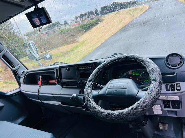 キャンター 　セーフティーローダー　ＵＮＩＣ　３段クレーン　ラジコン付き　フックイン　最大積載量３０００ｋｇ　５速マニュアル　バックカメラ　ＥＴＣ　重機・車両運搬車（64枚目）