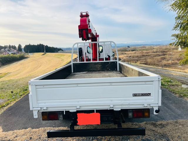 エルフトラック ロング 平ボディー ロングワイド 4WD 最大積載量2000kg ユニッククレーン ラジコン付き アウトリガー 5速マニュアル エンジン4HG1 エアコン パワステ パワーウィンドウ 坂道発進補助装置付き(6枚目)