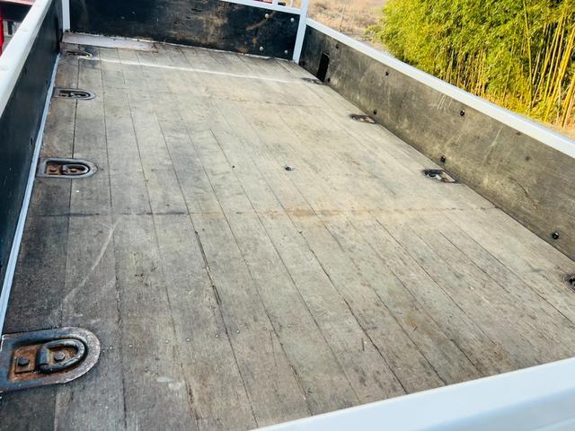 エルフトラック ロング 平ボディー ロングワイド 4WD 最大積載量2000kg ユニッククレーン ラジコン付き アウトリガー 5速マニュアル エンジン4HG1 エアコン パワステ パワーウィンドウ 坂道発進補助装置付き(13枚目)