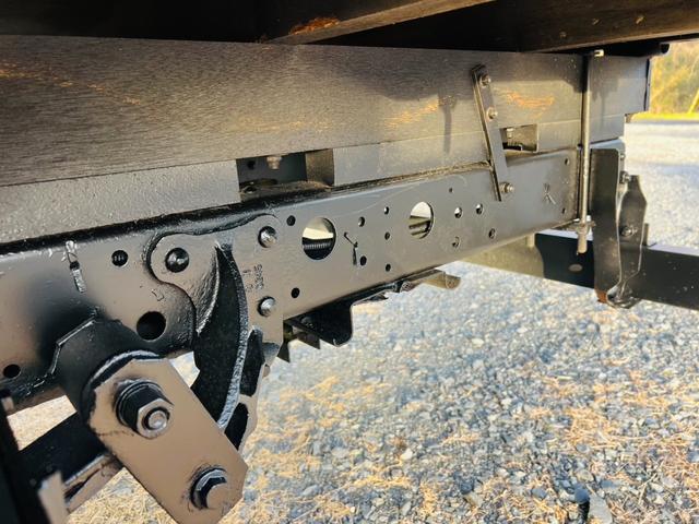 エルフトラック ロング 平ボディー ロングワイド 4WD 最大積載量2000kg ユニッククレーン ラジコン付き アウトリガー 5速マニュアル エンジン4HG1 エアコン パワステ パワーウィンドウ 坂道発進補助装置付き(23枚目)