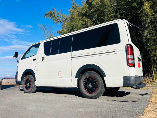 レジアスエースバン ロングＤＸ　４ＷＤ　両側スライドドア　グリルガード　テールランプガード　夏冬タイヤ　ＣＤプレーヤー　荷台棚加工　タイミングベルト１回交換済み（7枚目）