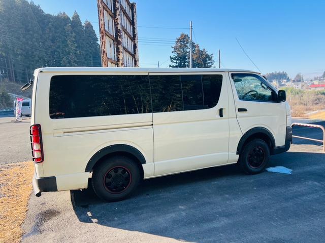 レジアスエースバン ロングＤＸ　４ＷＤ　両側スライドドア　グリルガード　テールランプガード　夏冬タイヤ　ＣＤプレーヤー　荷台棚加工　タイミングベルト１回交換済み（8枚目）