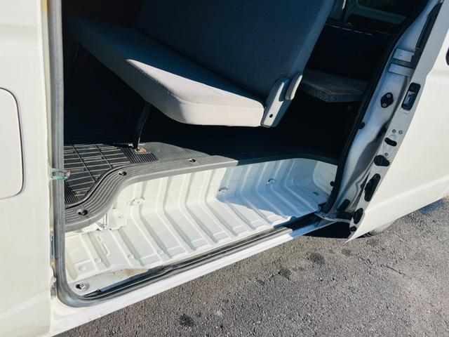 レジアスエースバン ロングＤＸ　４ＷＤ　両側スライドドア　グリルガード　テールランプガード　夏冬タイヤ　ＣＤプレーヤー　荷台棚加工　タイミングベルト１回交換済み（14枚目）