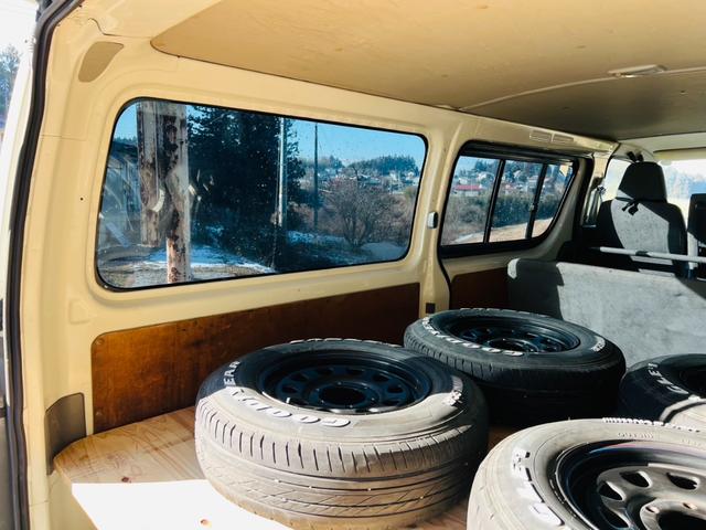 レジアスエースバン ロングＤＸ　４ＷＤ　両側スライドドア　グリルガード　テールランプガード　夏冬タイヤ　ＣＤプレーヤー　荷台棚加工　タイミングベルト１回交換済み（24枚目）