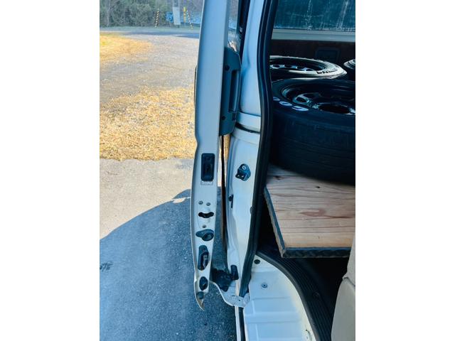 レジアスエースバン ロングＤＸ　４ＷＤ　両側スライドドア　グリルガード　テールランプガード　夏冬タイヤ　ＣＤプレーヤー　荷台棚加工　タイミングベルト１回交換済み（27枚目）