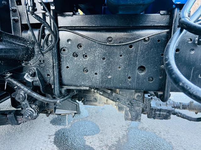 ヒノレンジャー 　セルフローダー　タダノ４段クレーン　ラジコン付き　ウインチ付き　アウトリガー　６速マニュアル　ＥＴＣ　最大積載量２０５０ｋｇ（18枚目）