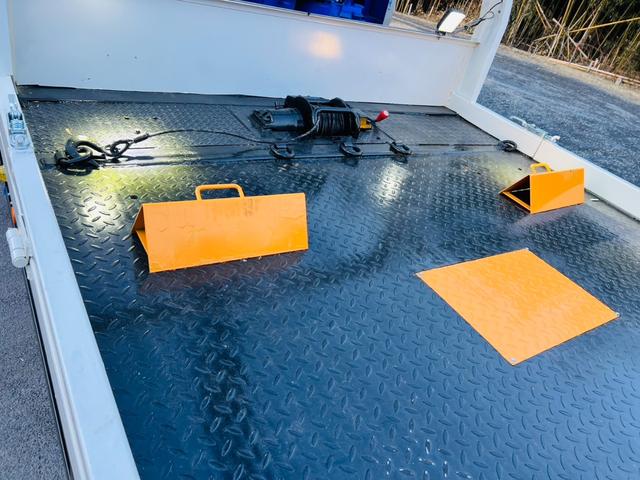 ヒノレンジャー 　セルフローダー　タダノ４段クレーン　ラジコン付き　ウインチ付き　アウトリガー　６速マニュアル　ＥＴＣ　最大積載量２０５０ｋｇ（21枚目）