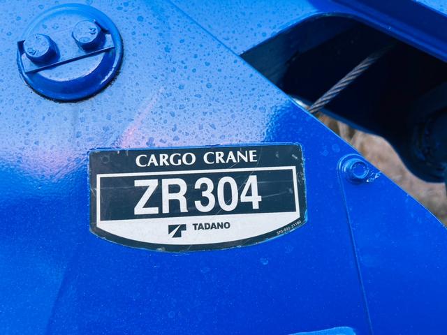 ヒノレンジャー 　セルフローダー　タダノ４段クレーン　ラジコン付き　ウインチ付き　アウトリガー　６速マニュアル　ＥＴＣ　最大積載量２０５０ｋｇ（25枚目）