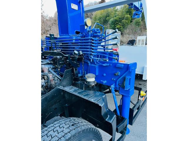 ヒノレンジャー 　セルフローダー　タダノ４段クレーン　ラジコン付き　ウインチ付き　アウトリガー　６速マニュアル　ＥＴＣ　最大積載量２０５０ｋｇ（26枚目）