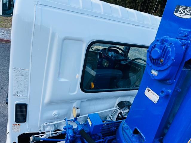 ヒノレンジャー 　セルフローダー　タダノ４段クレーン　ラジコン付き　ウインチ付き　アウトリガー　６速マニュアル　ＥＴＣ　最大積載量２０５０ｋｇ（69枚目）