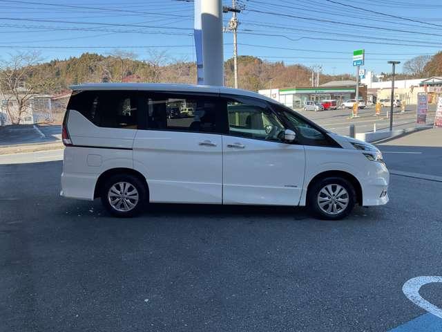 セレナ ２．０　ハイウェイスター　ＶセレクションＩＩ　４ＷＤ　ヒーター付き防水シート　アラウンドビューカメラ　ブレーキサポート　盗難防止装置　インテリキー　両側電動スライドＤ　フルタイム４ＷＤ　キーレスキー　ＬＤＰ　ＬＥＤライト　禁煙車　ＥＴＣ　ドラレコ　オートエアコン　アルミ（3枚目）