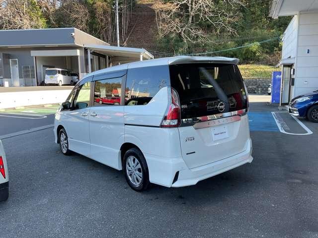 セレナ ２．０　ハイウェイスター　ＶセレクションＩＩ　４ＷＤ　ヒーター付き防水シート　アラウンドビューカメラ　ブレーキサポート　盗難防止装置　インテリキー　両側電動スライドＤ　フルタイム４ＷＤ　キーレスキー　ＬＤＰ　ＬＥＤライト　禁煙車　ＥＴＣ　ドラレコ　オートエアコン　アルミ（5枚目）