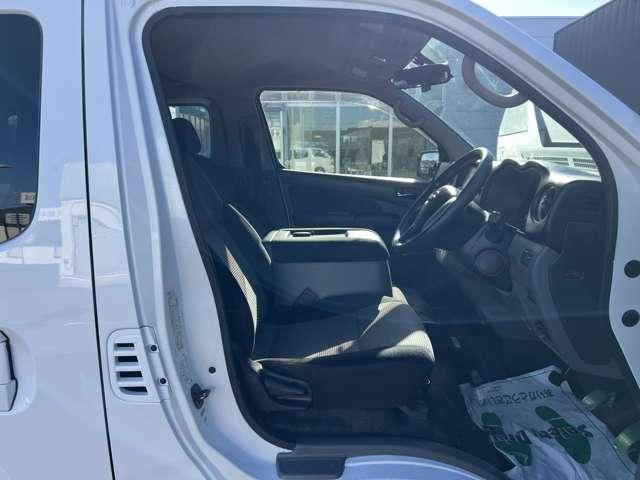 ＮＶ３５０キャラバンバン ２．５　プレミアムＧＸ　ロングボディ　ディーゼルターボ　４ＷＤ　Ｂモニター　キーフリー　切替式４ＷＤ　ＡＢＳ　運転席エアバッグ　記録簿　インテリキー　エアコン　パワステ　ドラレコ　メモリーナビ　ＥＴＣ　ナビ　イモビライザー　ＰＷ（18枚目）