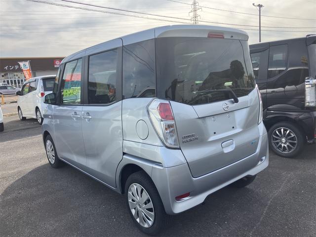 デイズルークス Ｓ　４ＷＤ　両側スライドドア　ナビ　ＴＶ　キーレスエントリー　アイドリングストップ　電動格納ミラー　シートヒーター　ベンチシート　ＣＶＴ　ＡＢＳ　ブルーレイ　衝突安全ボディ　エアコン　パワーステアリング（18枚目）