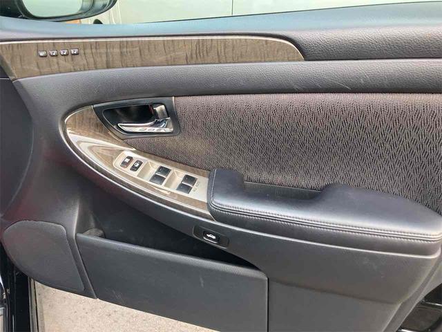 クラウンマジェスタ Ｃタイプｉ－Ｆｏｕｒ　４ＷＤ　ドライブレコーダー　ＥＴＣ　オートクルーズコントロール　バックカメラ　ナビ　アルミホイール　オートライト　ＨＩＤ　ＡＴ　シートヒーター　スマートキー　盗難防止システム　パワーシート　ＣＤ（12枚目）