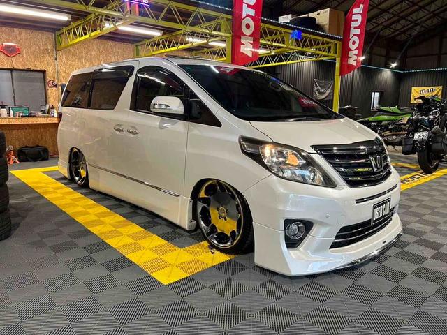 アルファード ２４０Ｓ　Ｃパッケージ　ＫＡＺＳＵＳエアサス　ルフトバーン２０インチＡＷ　モデリスタエアロ＆マフラー　ナビ＆ＴＶ　クリアランスソナー　両側電動スライドドア　サンルーフ　電動リアゲート　スマートキー　パワーシート　オットマン（10枚目）