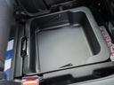 助手席の下には収納ボックスがございます