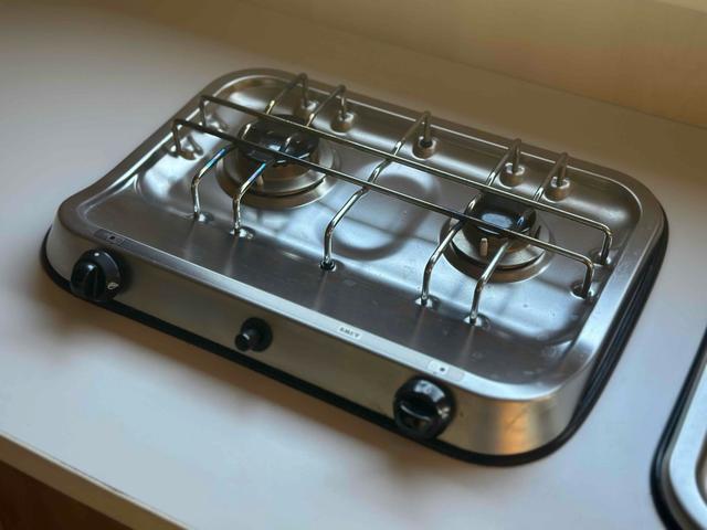 カムロード 　キャンピング仕様　自動ステップ　リアラダー　ベッド　テーブル　冷蔵庫　ベット　コンロ　室外機付き　エアコン　バックカメラ　ナビ　ＴＶ　アルミホイール　ＡＴ　Ｂｌｕｅｔｏｏｔｈ　エアコン（46枚目）