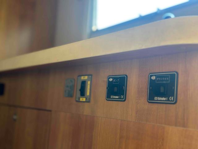 カムロード 　キャンピング仕様　自動ステップ　リアラダー　ベッド　テーブル　冷蔵庫　ベット　コンロ　室外機付き　エアコン　バックカメラ　ナビ　ＴＶ　アルミホイール　ＡＴ　Ｂｌｕｅｔｏｏｔｈ　エアコン（49枚目）