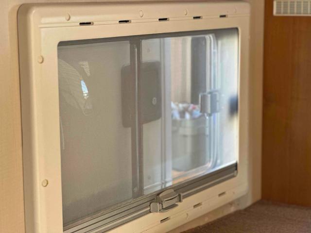 カムロード 　キャンピング仕様　自動ステップ　リアラダー　ベッド　テーブル　冷蔵庫　ベット　コンロ　室外機付き　エアコン　バックカメラ　ナビ　ＴＶ　アルミホイール　ＡＴ　Ｂｌｕｅｔｏｏｔｈ　エアコン（55枚目）