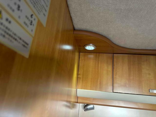 カムロード 　キャンピング仕様　自動ステップ　リアラダー　ベッド　テーブル　冷蔵庫　ベット　コンロ　室外機付き　エアコン　バックカメラ　ナビ　ＴＶ　アルミホイール　ＡＴ　Ｂｌｕｅｔｏｏｔｈ　エアコン（62枚目）