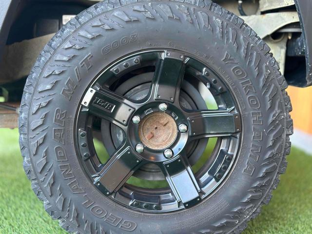 ジムニー XL 4WD TOCバンパー 2インチリフトアップ サンダーテール ショウワガレージキャリア BRAT製アルミホイール YOKOHAMA GEOLANDER ナビ TV スマートキー 電動格納ミラー(46枚目)