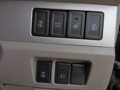 両側電動スライドドア装備！運転席よりボタン一つで開閉可能でございます。 5