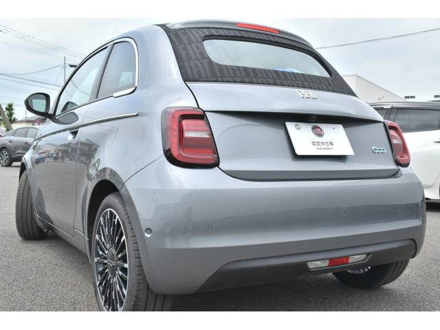 ５００ｅ オープン　弊社試乗車　ＥＴＣ２．０　純正ナビ　ワイヤレススマートフォンチャージャー　シートヒーター　ＬＥＤヘッドライト　オートマチックハイビーム　盗難防止システム　レーンキープアシスト（4枚目）
