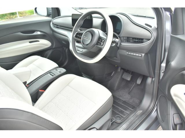 ５００ｅ オープン　弊社試乗車　ＥＴＣ２．０　純正ナビ　ワイヤレススマートフォンチャージャー　シートヒーター　ＬＥＤヘッドライト　オートマチックハイビーム　盗難防止システム　レーンキープアシスト（7枚目）