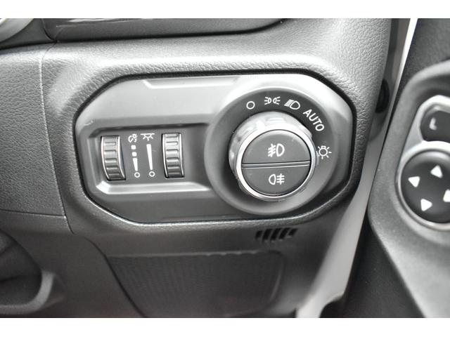 ジープ・ラングラーアンリミテッド スポーツアルティテュード　限定３００台　ＥＴＣ　ＬＥＤヘッドライト　盗難防止システム　アイドリングストップ　クルーズコントロール　レーンキープアシスト　クリアランスソナー　ワンオーナー車　禁煙車（15枚目）