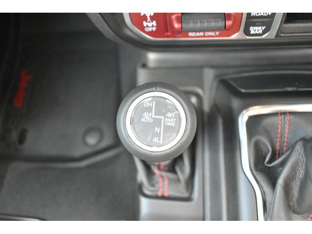 ジープ・ラングラーアンリミテッド ルビコン　パワートップ　特別仕様車　ＥＴＣ２．０　ナビ　フルセグＴＶ　ＬＥＤヘッドライト　レザーシート　シートヒーター　ステアリングヒーター　オートマチックハイビーム　ワンオーナー車　禁煙車（12枚目）
