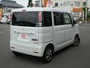 後席の窓ガラスはプライバシーガラスになっています。車内を見えづらくすることでプライバシー保護に役立ち、なおかつ冷房の効果を高めてくれる効果もあります！
