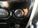 運転席にシートヒーターがついております。寒い日でも座面を温めてくれるスグレモノです!冷え性の女性にオススメの装備です♪
