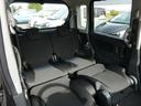 前席のシートバックを倒せば、フルフラットモードの完成です!体を横たえて眠れるので、車中泊にぴったりな機能ですね♪
