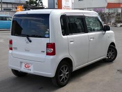 後席の窓ガラスはプライバシーガラスになっています。車内を見えづらくすることでプライバシー保護に役立ち、なおかつ冷房の効果を高めてくれる効果もあります！ 2