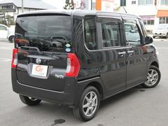 後席の窓ガラスはプライバシーガラスになっています。車内を見えづらくすることでプライバシー保護に役立ち、なおかつ冷房の効果を高めてくれる効果もあります！ 2