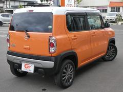 後席の窓ガラスはプライバシーガラスになっています。車内を見えづらくすることでプライバシー保護に役立ち、なおかつ冷房の効果を高めてくれる効果もあります！ 2