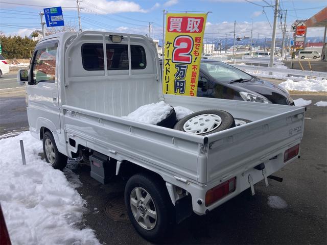 タウン　４ＷＤ　５速マニュアル　エアコン　パワステ　パワーウィンドウ　ＣＤデッキ　スタットレスタイヤホイール付　Ｗエアバック　Ｆランプ　シートカバー　キーレス(6枚目)