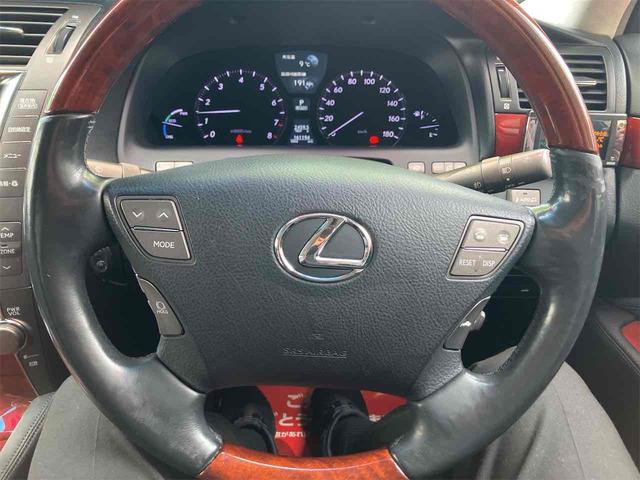 ＬＳ ＬＳ６００ｈＬ　車検２年付　４ＷＤ　ＥＴＣ　クリアランスソナー　オートクルーズコントロール　衝突被害軽減システム　バックカメラ　ナビ　アルミホイール　オートライト　ＬＥＤヘッドランプ　サンルーフ　シートエアコン（3枚目）