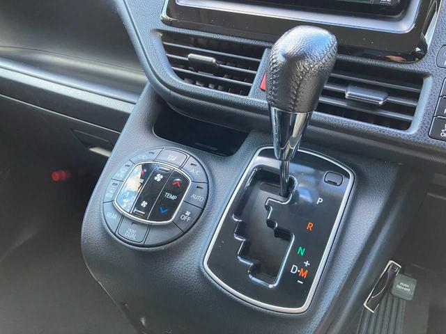 ヴォクシー ＺＳ　４ＷＤ／アルパインナビ／フルセグＴＶ／バックカメラ／Ｂｌｕｅｔｏｏｔｈ／アルパインフリップダウンモニター／両側スライド／片側電動スライドドア／ＬＥＤヘッドライト／フォグランプ／ＥＴＣ／横滑り防止／（9枚目）