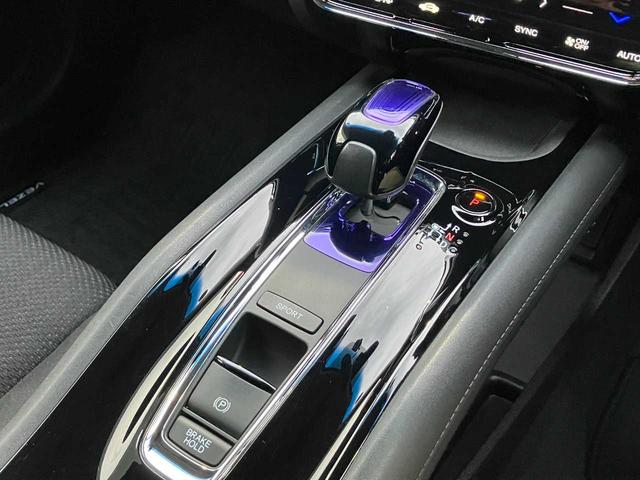 ヴェゼル ハイブリッドＸ・ホンダセンシング　ワンオーナー／４ＷＤ／衝突軽減ブレーキ／純正ナビ／フルセグＴＶ／バックカメラ／クルーズコントロール／パドルシフト／ＥＴＣ／車線逸脱／純正オプショングリル／シートヒーター／（9枚目）