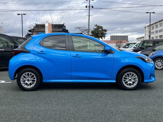 ヤリス Ｇ　４ＷＤ　ワンオーナー　全方位モニター　ＬＥＤライト　オートライト・ハイビーム　軽減ブレーキ　ドライブレコーダー前後　ステリモ　クルコン　２０２５年製夏タイヤ　フロントガラス熱線（10枚目）