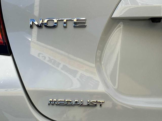 ノート ｅ－パワー　メダリスト　ＦＯＵＲ　切替４ＷＤ／１オーナ／衝突軽減ブレーキ／横滑り防止／エンジンスターター／前後ソナー／ナビ／フルセグＴＶ／ＤＶＤ再生／ＣＤ／アラウンドビューモニター／前後ドライブレコーダー／クルコン／ＥＴＣ／ＬＥＤライ（45枚目）
