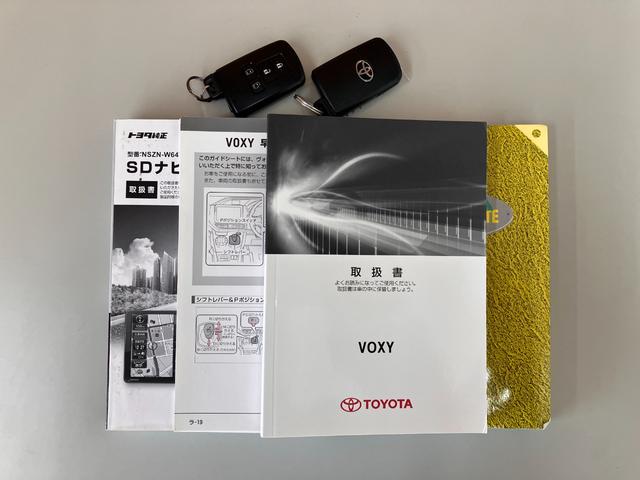 ヴォクシー ハイブリッドV 両側パワースライドドア/モデリスタエアロ/横滑防止/おくだけ充電/リアヒーター/ナビ/Bluetooth/DVD再生/バックカメラ/前席シートヒーター/ビルトインETC/オート電動格納サイドミラー(10枚目)