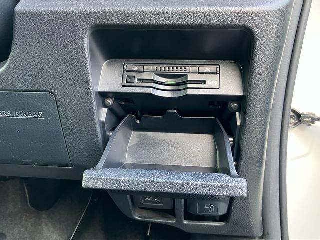 ヴォクシー ハイブリッドV 両側パワースライドドア/モデリスタエアロ/横滑防止/おくだけ充電/リアヒーター/ナビ/Bluetooth/DVD再生/バックカメラ/前席シートヒーター/ビルトインETC/オート電動格納サイドミラー(20枚目)